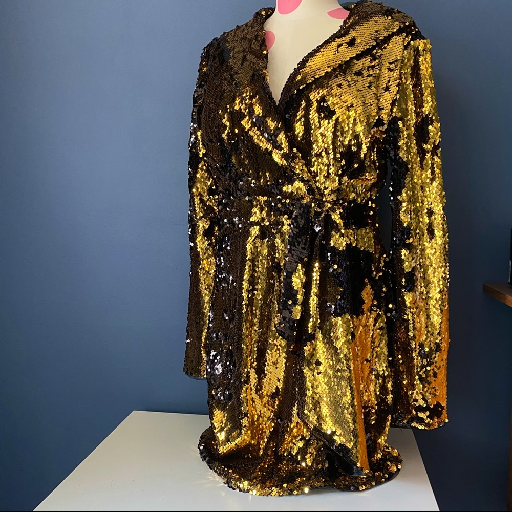NWT TFNC LONDON Gold and Black Sequin Mini 8